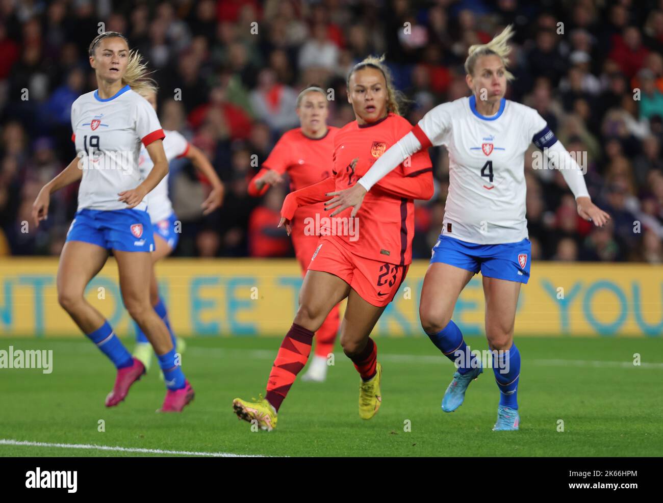 BRIGHTON ENGLAND - OCTOBRE 11:L-R Ebony Salmon(Houston Dash)of England Women et Petra Bertholdova(Sparta Prague)of Czech Republic pendant l'internat des femmes Banque D'Images