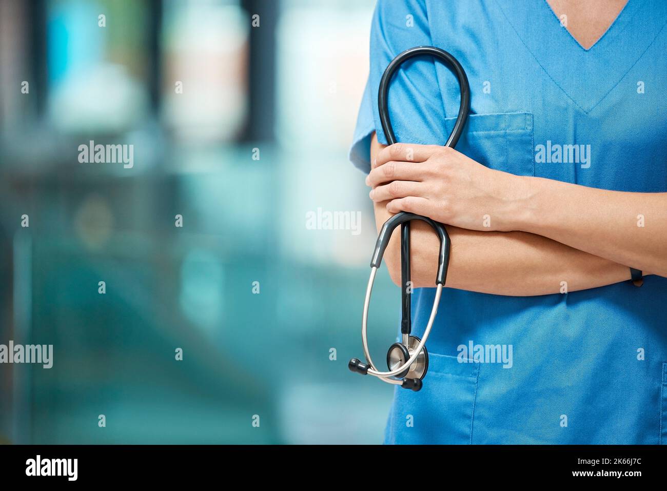 Je suis ici pour votre examen. Un médecin méconnaissable tenant un stéthoscope à l'hôpital. Banque D'Images