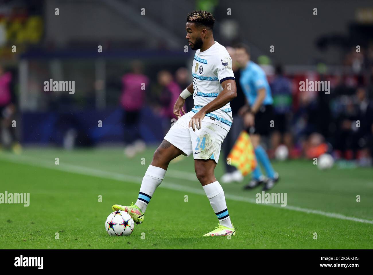 Le FC Reece James de Chelsea contrôle le ballon lors du match de l'UEFA Champions League Group E entre l'AC Milan et le FC Chelsea au stade Giuseppe Meazza sur 11 octobre 2022 à Milan, en Italie. Banque D'Images