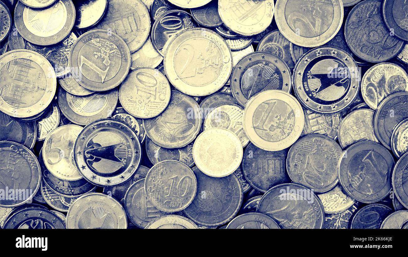 De nombreuses pièces en euros dans la vue de dessus Banque D'Images