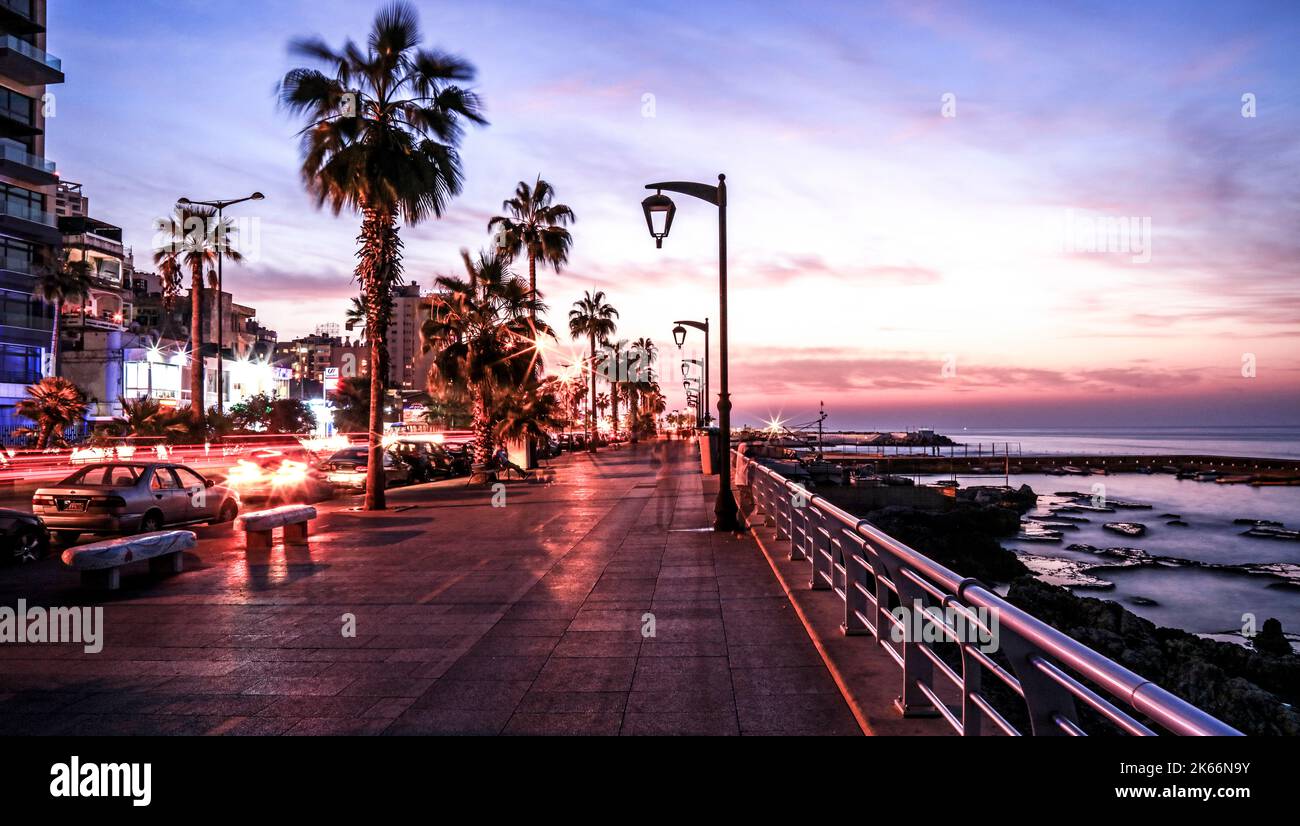 Liban Beyrouth Corniche Manara. Nice Promenade le long de la côte est de la Méditerranée. Vous pouvez voir des montagnes enneigées s'élever à plus de 6000 pieds, Banque D'Images