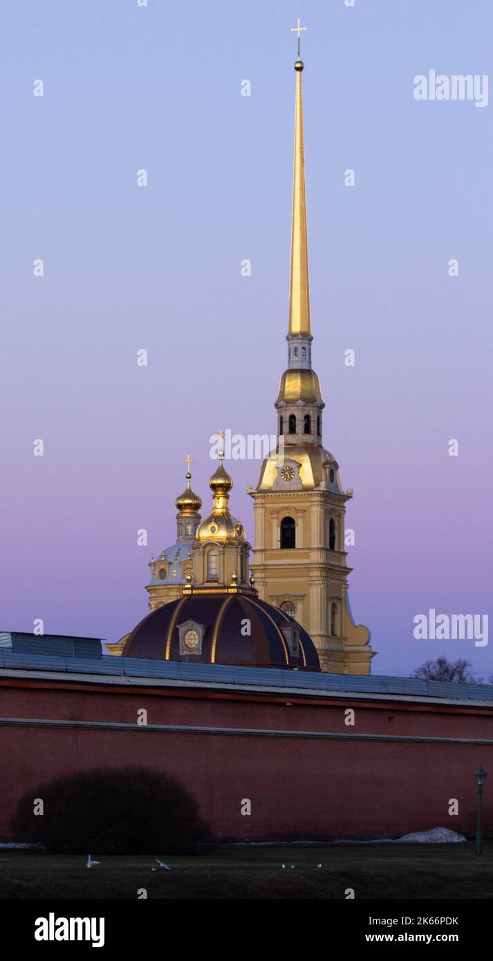 Une photo verticale de la cathédrale Pierre-et-Paul à Saint-Pétersbourg, en Russie, au coucher du soleil Banque D'Images
