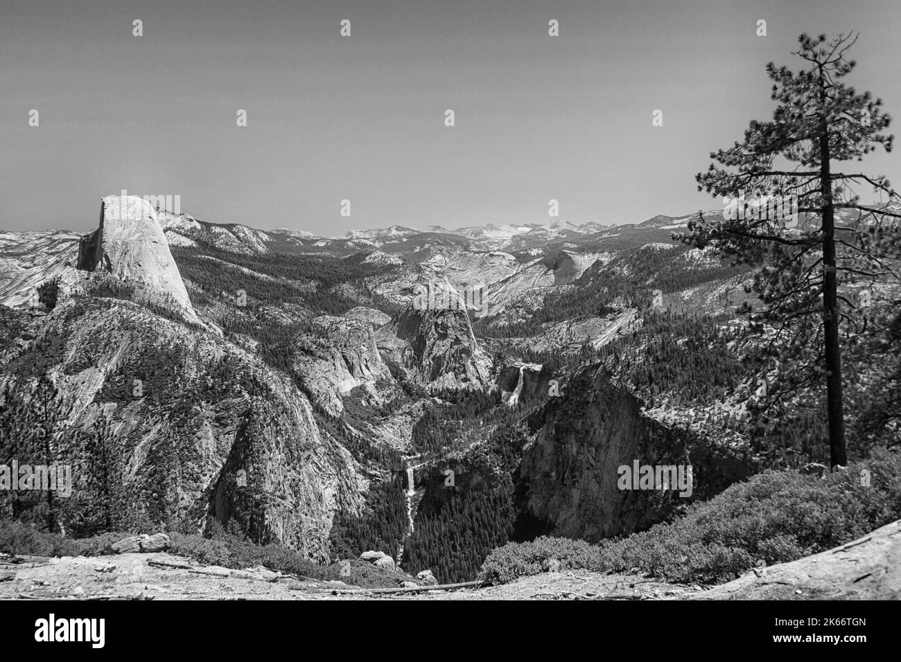Half Dome et Nevada Falls, Yosemite Valley, parc national Yosemite, Sierra Nevada, Californie du Nord, ÉTATS-UNIS EN NOIR ET BLANC Banque D'Images