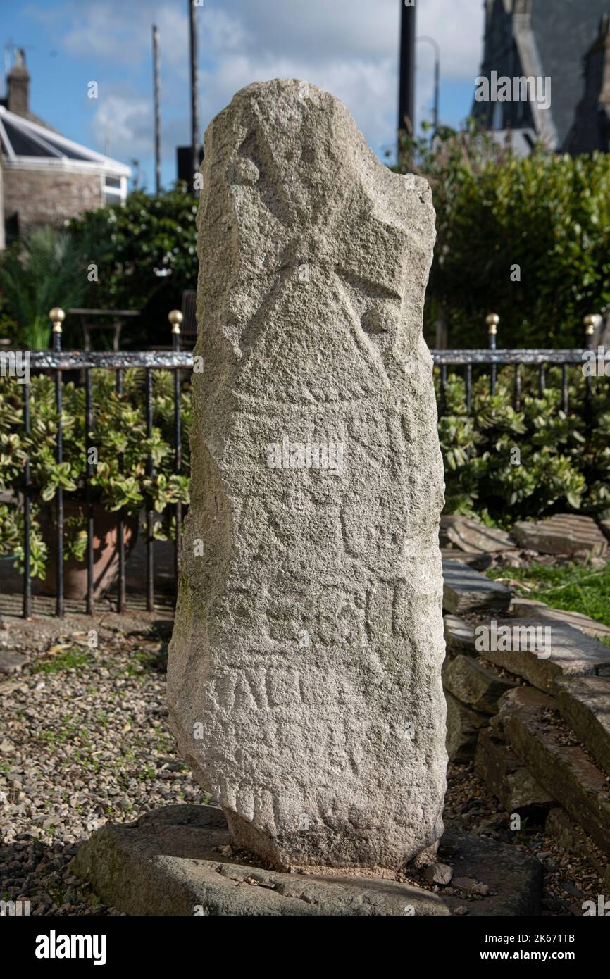 Croix celtique dans jardin privé. Tintagel, Cornwall, Royaume-Uni Banque D'Images