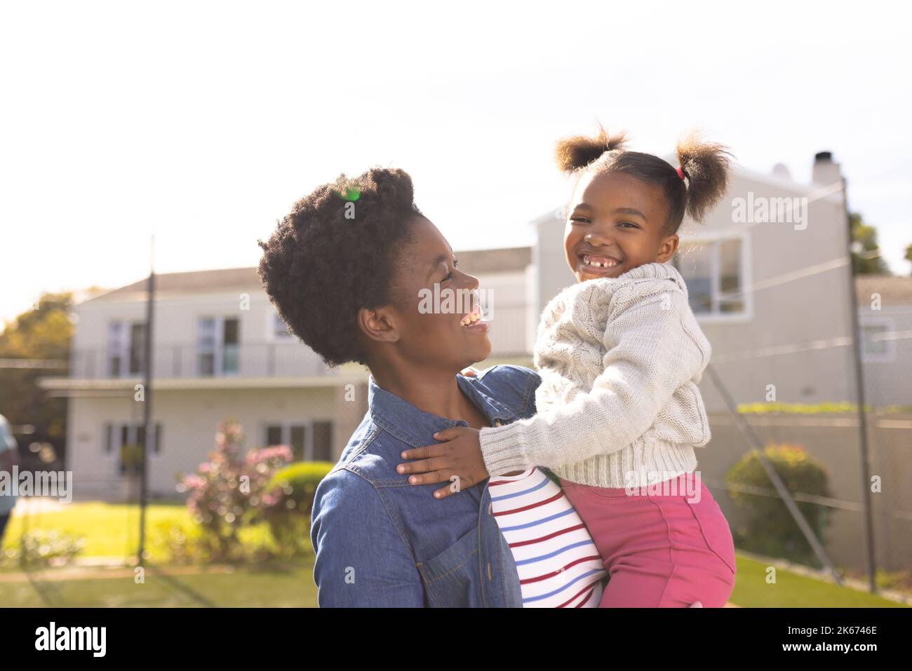 Bonne mère et fille afro-américaine passant du temps ensemble et jouant au football à l'extérieur Banque D'Images