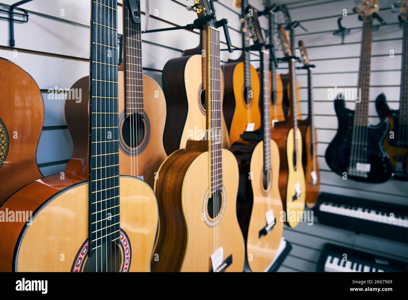 Guitares acoustiques à six cordes dans un magasin de musique Banque D'Images