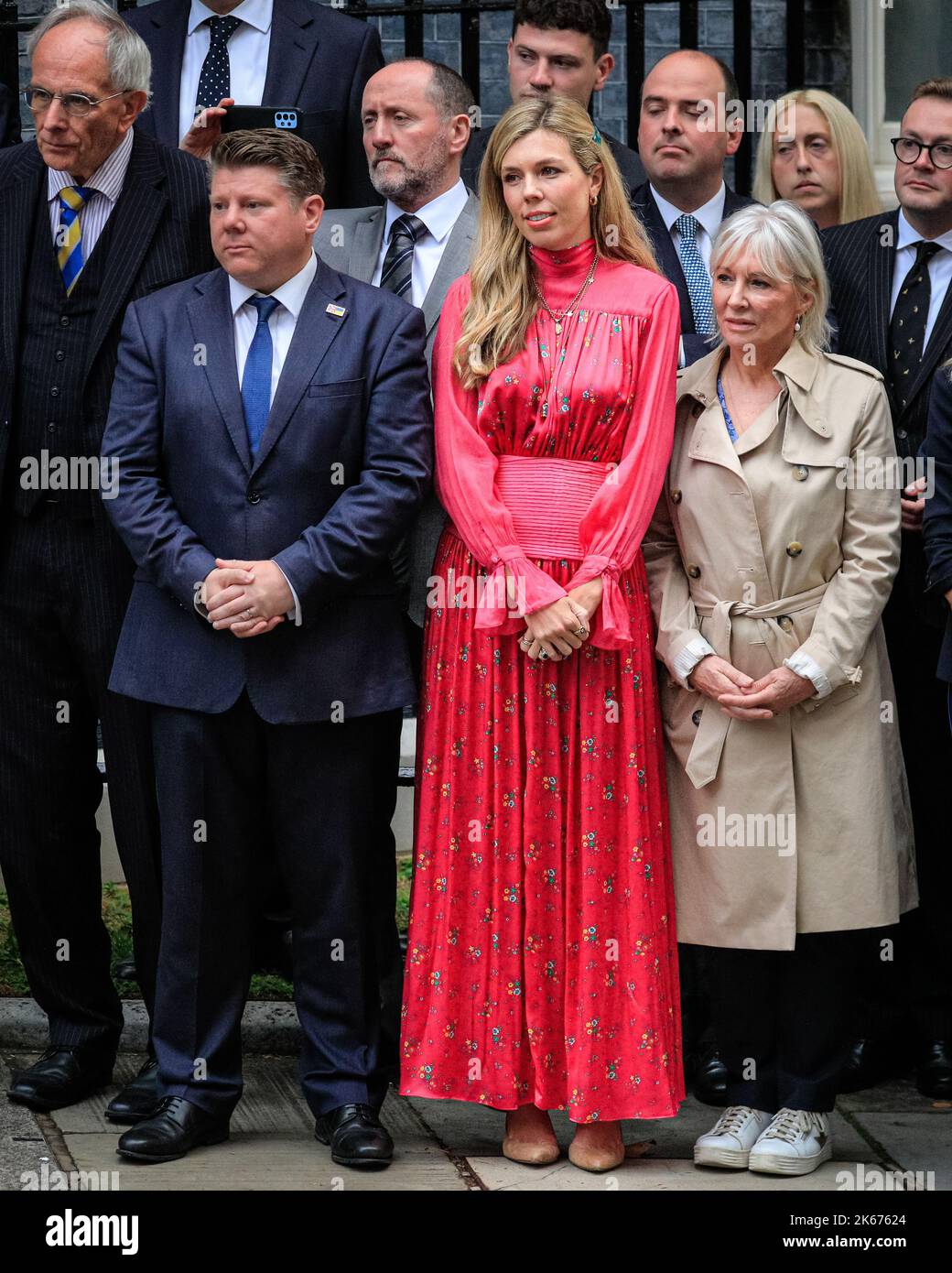 Carrie Johnson, femme de Boris Johnson, en robe rose longue de Hamur, avec Nadine Dorries et d'autres dans Downing Street Banque D'Images