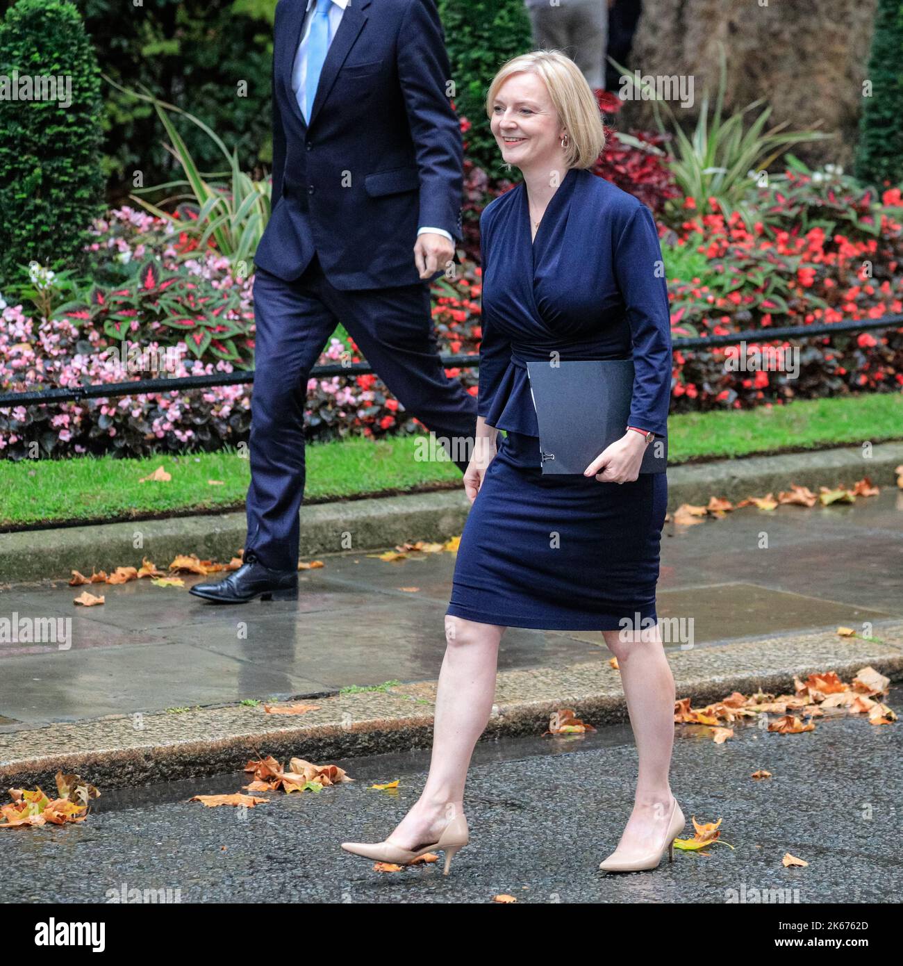Liz Truss (Elizabeth Truss), député, Premier ministre du Royaume-Uni, marche et sourit à Downing Street, Londres Banque D'Images