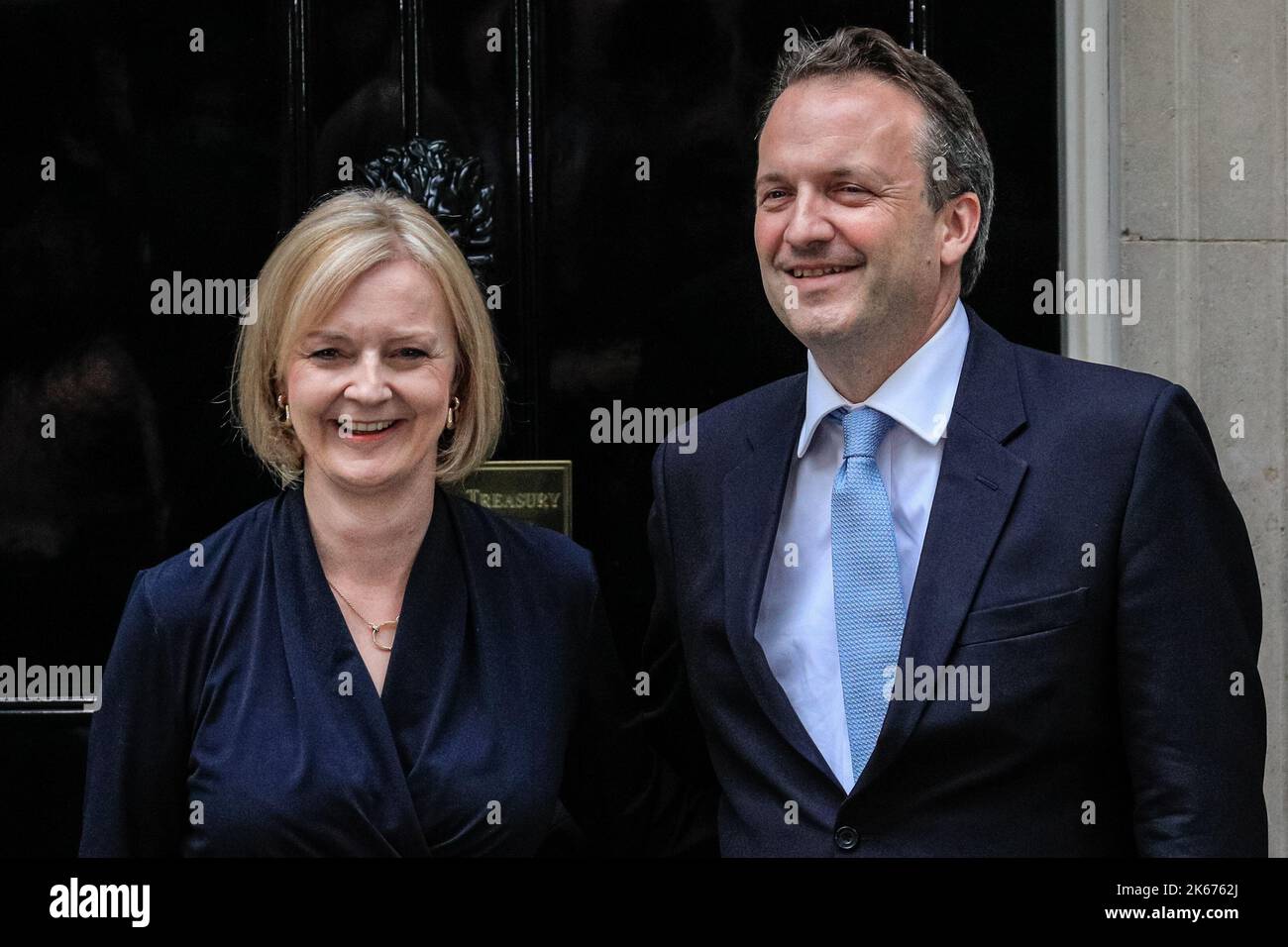 Liz Truss, député, Premier ministre britannique, avec son mari Hugh O'Leary, Smiling, Downing Street, Londres, Royaume-Uni Banque D'Images