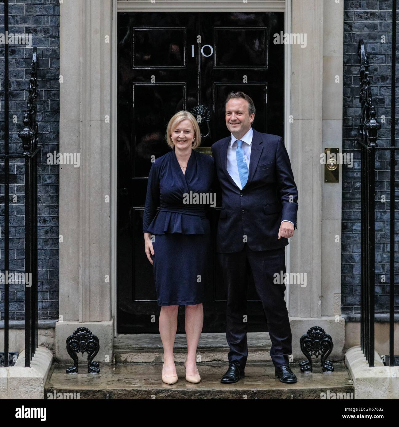 Liz Truss, député, Premier ministre britannique, avec son mari Hugh O'Leary, Smiling, Downing Street, Londres, Royaume-Uni Banque D'Images
