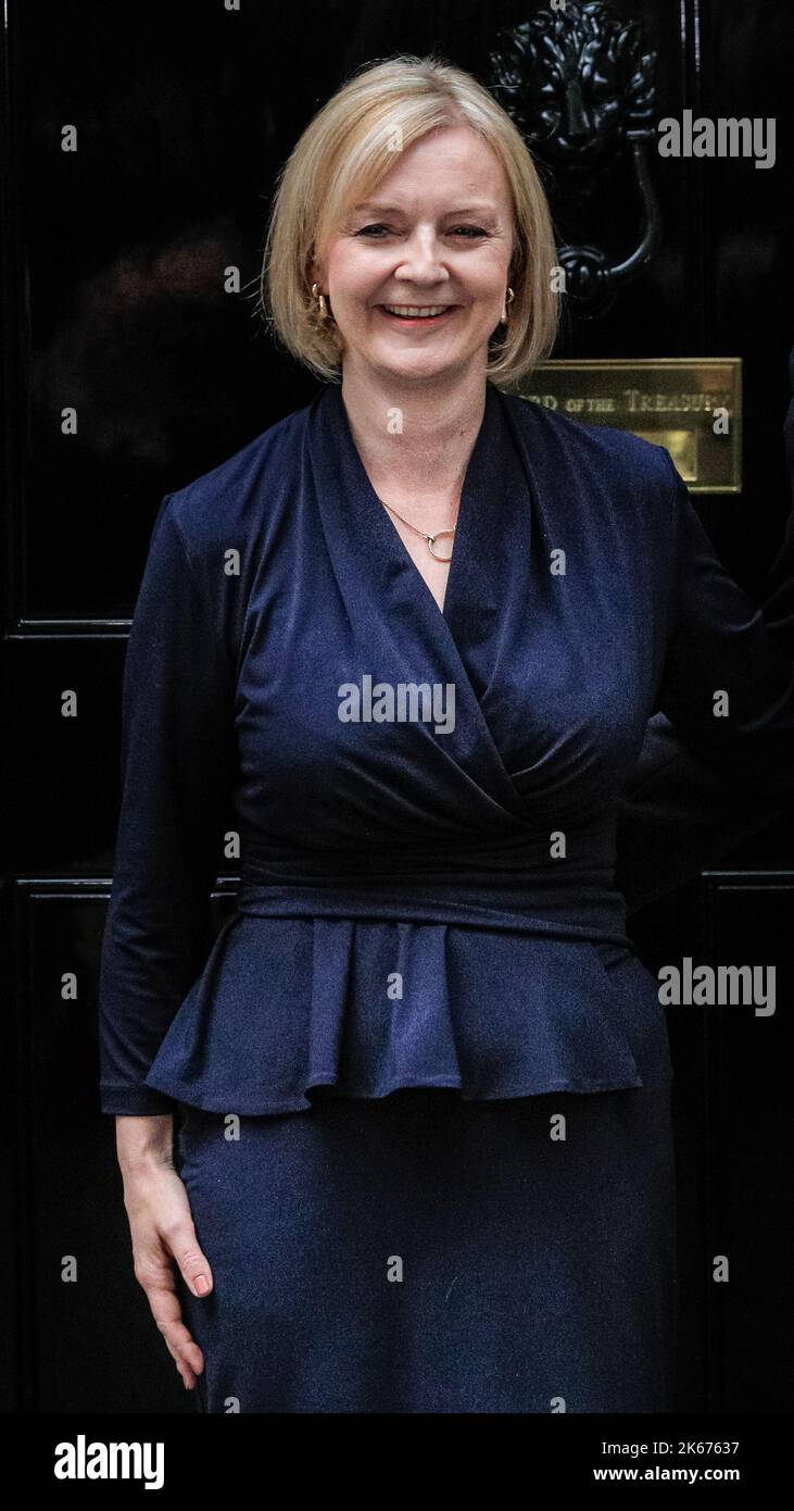Liz Truss, député, Premier ministre britannique, avec son mari Hugh O'Leary, Smiling, Downing Street, Londres, Royaume-Uni Banque D'Images