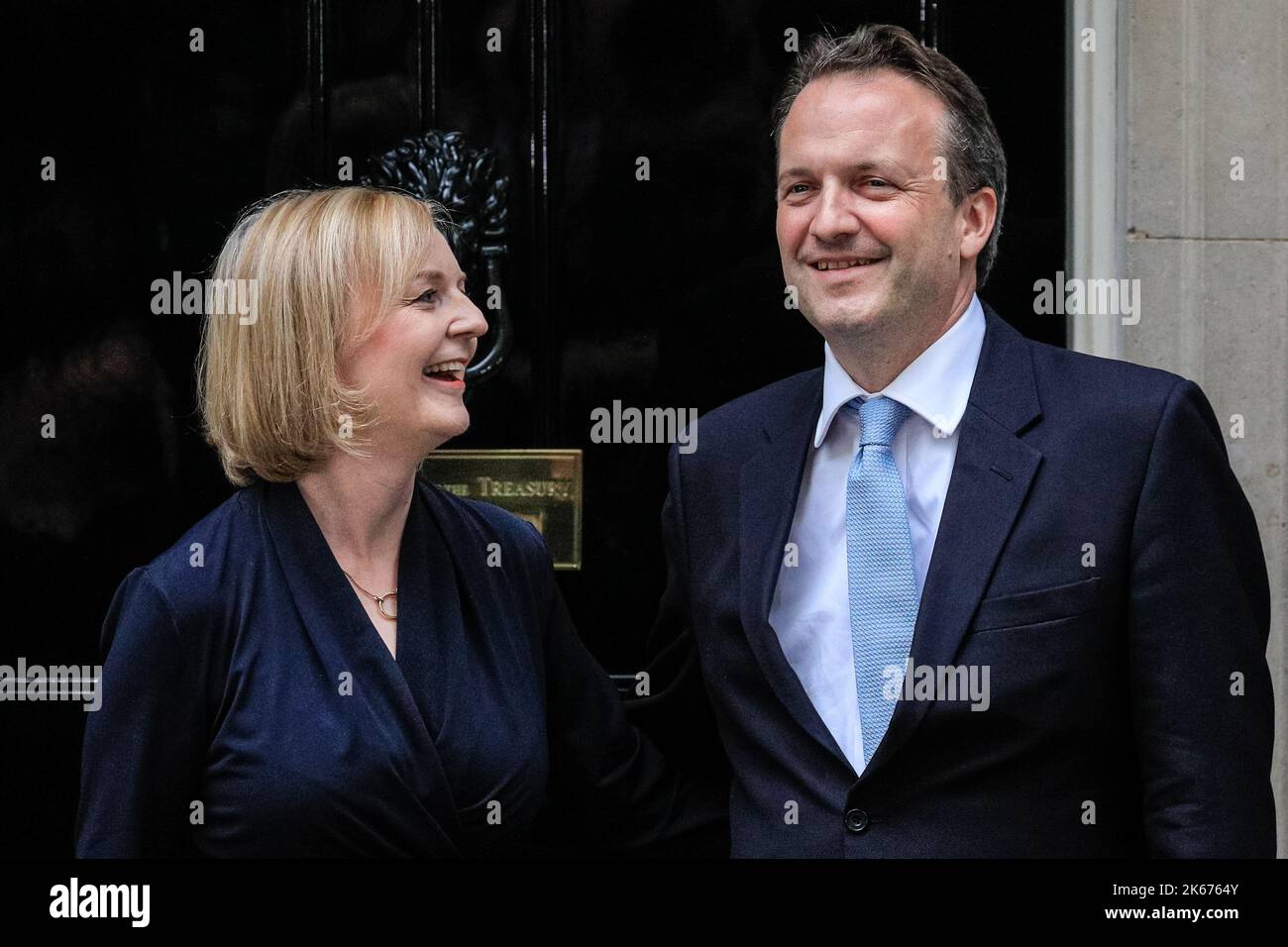 Liz Truss, député, Premier ministre britannique, avec son mari Hugh O'Leary, Smiling, Downing Street, Londres, Royaume-Uni Banque D'Images