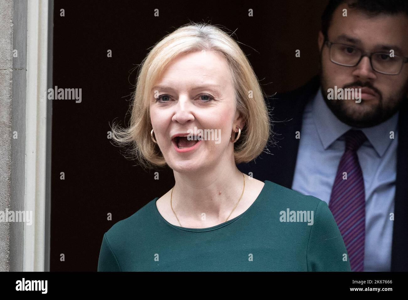 Le Premier ministre Liz Truss quitte la rue numéro 10 Downing, flanquée de son conseiller Jason Stein. Royaume-Uni, Londres. Banque D'Images