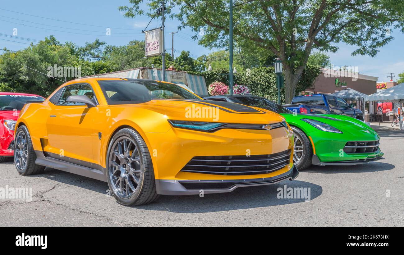 BIRMINGHAM, MI/États-Unis - 15 AOÛT 2014 : voitures Camaro et Corvette de Chevrolet pilotées dans « Transformers: Age of extinction », Woodward Dream Cruise. Banque D'Images