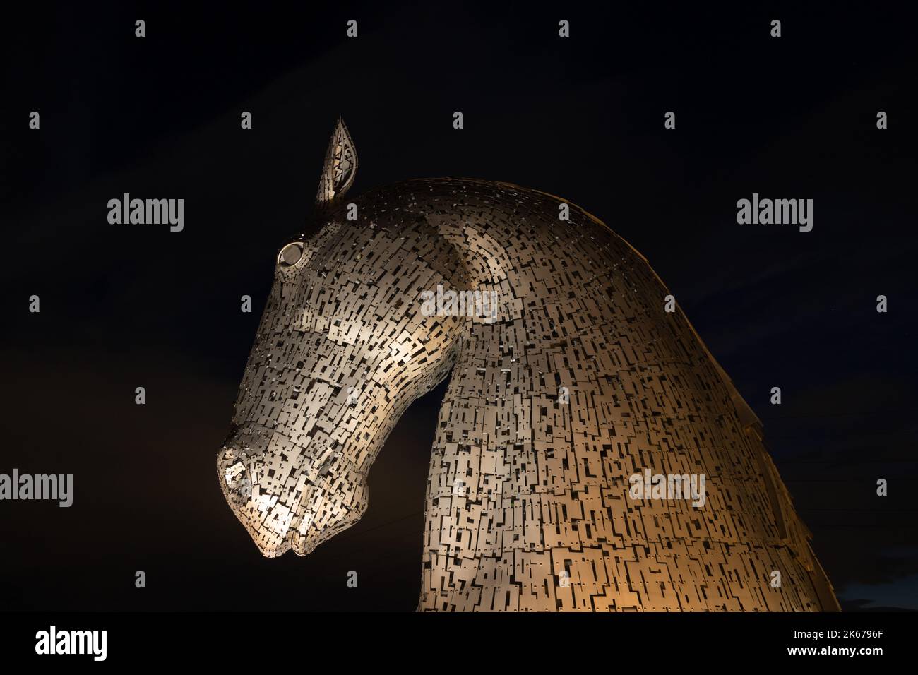 Les Kelpies - les plus grandes sculptures équines du monde, la nuit. Les sculptures ne sont qu'en partie illuminées à cause de la mort de la reine Élisabeth II Banque D'Images