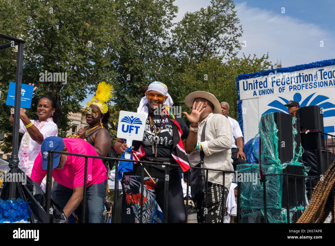 La parade de la fête du travail des Indiens de l'Ouest avec une femme portant un panneau UFT sur un flotteur Banque D'Images