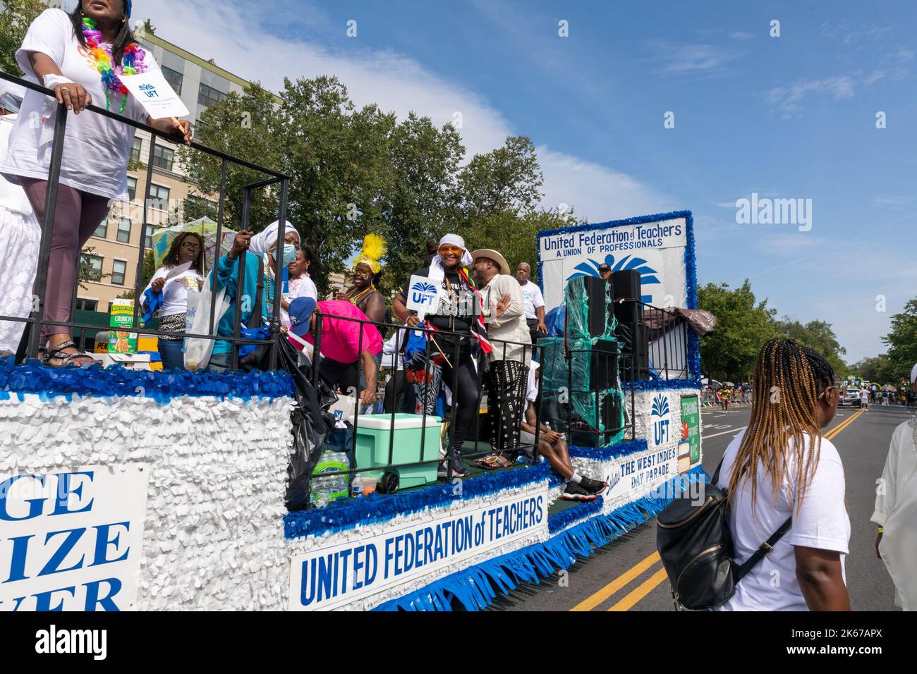 La parade de la fête du travail des Indiens de l'Ouest avec une femme portant un panneau UFT sur un flotteur Banque D'Images