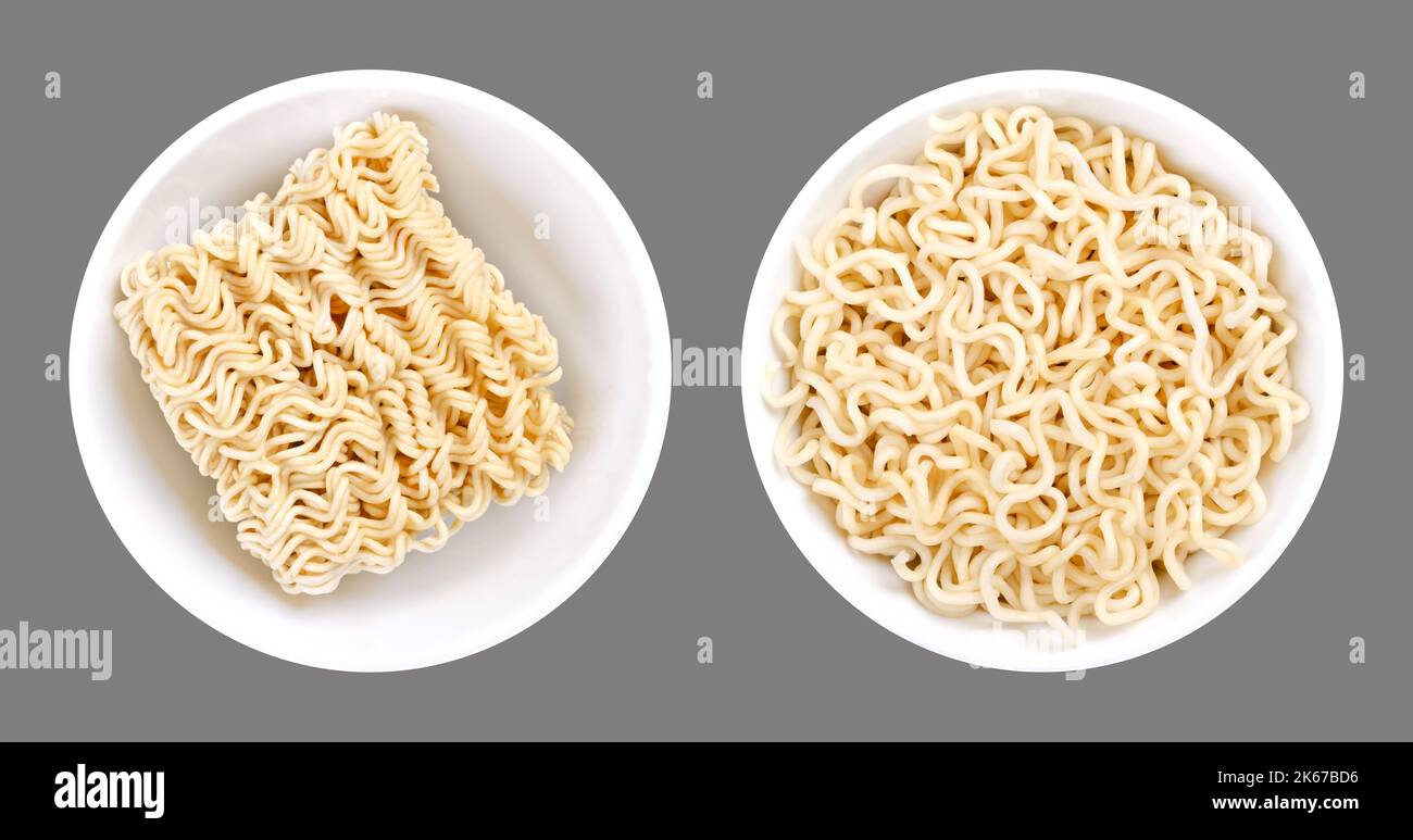 Ramen instantané, dans des bols blancs. Bloc séché de nouilles instantanées, et la même quantité de nouilles, imbibées d'eau bouillante. Isolé, sur fond gris. Banque D'Images