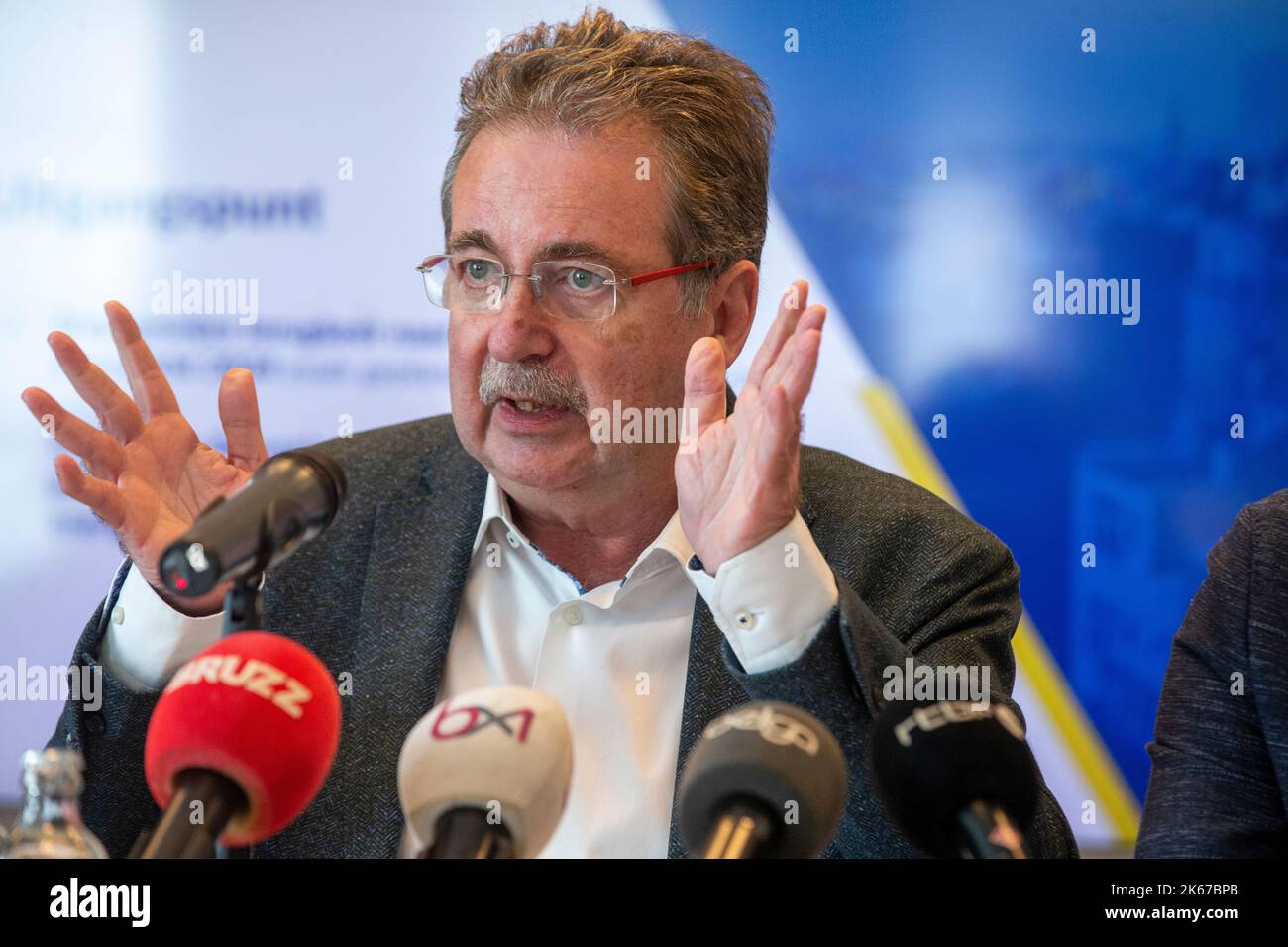 Le ministre-président de la région de Bruxelles, Rudi Vervoort, a pris la photo lors d'une conférence de presse du gouvernement de la région de Bruxelles-capitale concernant le budget 2023, le mercredi 12 octobre 2022 à Bruxelles. BELGA PHOTO NICOLAS MATERLINCK Banque D'Images