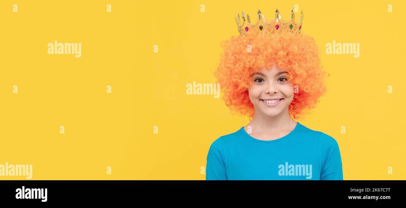 fête d'anniversaire pour filles. joyeux gamin drôle dans la perruque et couronne. imaginez-vous une reine. Enfant adolescent drôle dans perruque, affiche de fête. En-tête de bannière, copie Banque D'Images