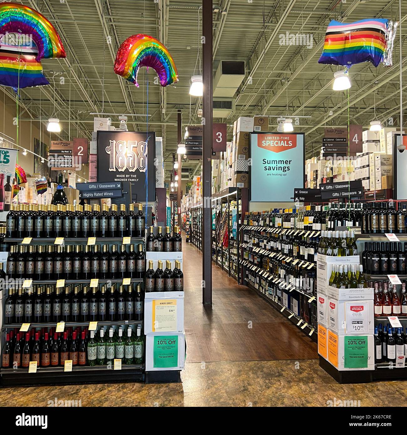Pi. Lauderdale, FL États-Unis - 7 juin 2022 : l'intérieur d'un magasin de vins total à ft. Lauderdale, Floride. Banque D'Images