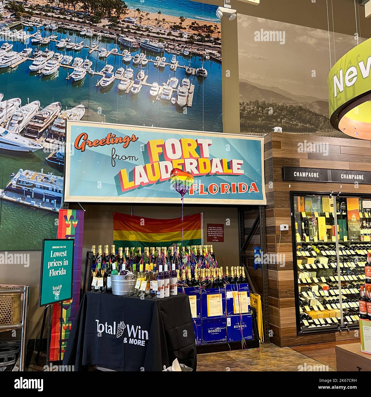 Pi. Lauderdale, FL États-Unis - 7 juin 2022 : l'intérieur d'un magasin de vins total à ft. Lauderdale, Floride. Banque D'Images