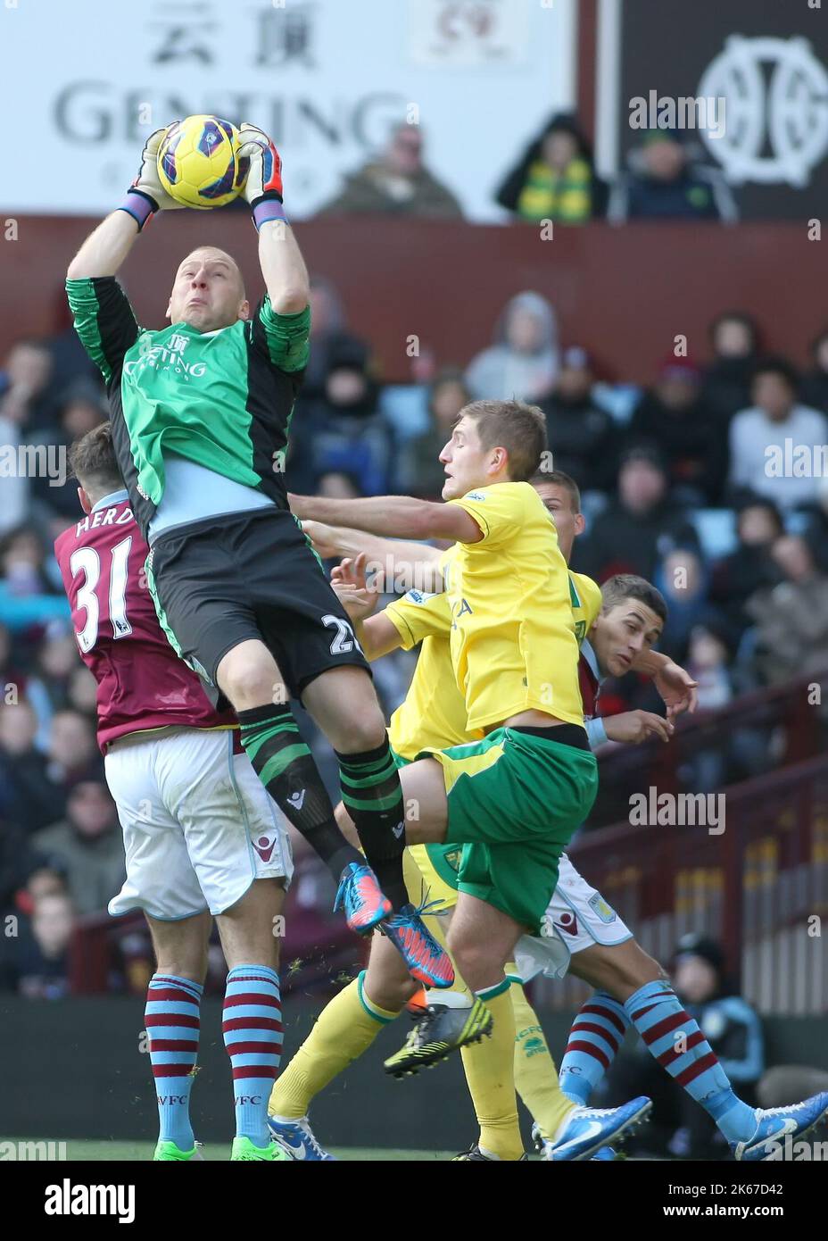 27th octobre 2012 - Barclays Premier League - Aston Villa vs Norwich City - Brad Guzan d'Aston Villa clame un croisement sous pression. - Photo: Paul Roberts / Pathos. Banque D'Images