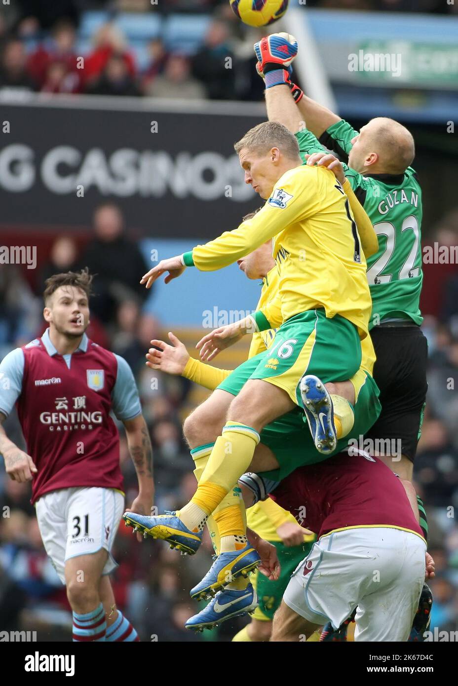 27th octobre 2012 - Barclays Premier League - Aston Villa vs Norwich City - le gardien de but Brad Guzan de Aston Villa poinçons à l'écart de Steve Morison de Norwich City. - Photo: Paul Roberts / Pathos. Banque D'Images