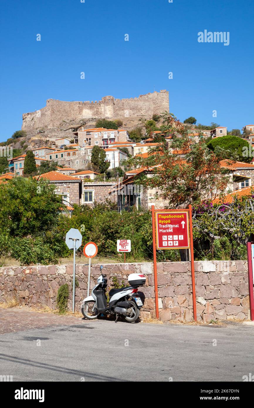 Scooter de moteur contre un mur en dessous du château dans la station grecque de Molyvos sur l'île de Lesvos Grèce Banque D'Images