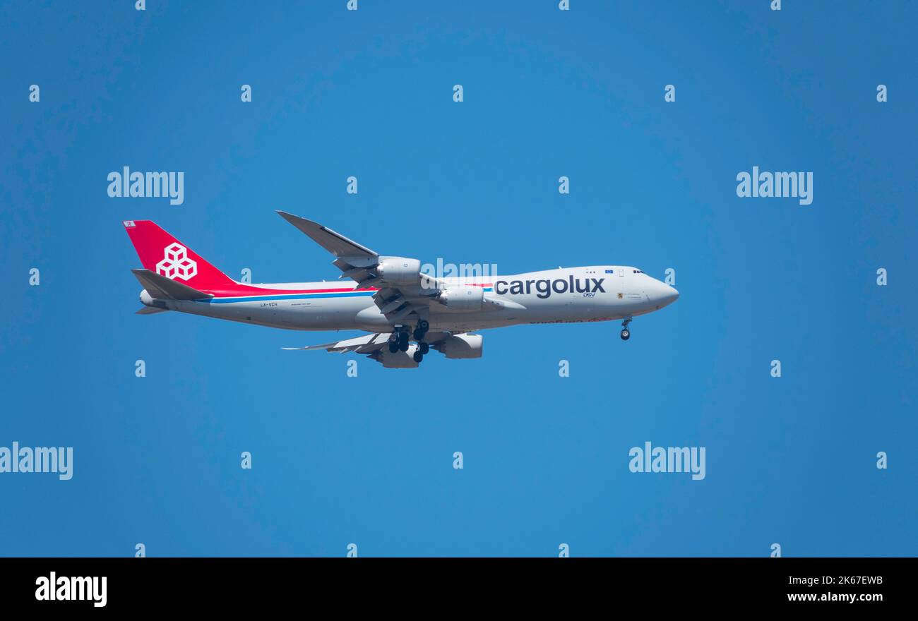 l'avion forme la cargaison de luxe dans le ciel bleu à l'arrivée Banque D'Images