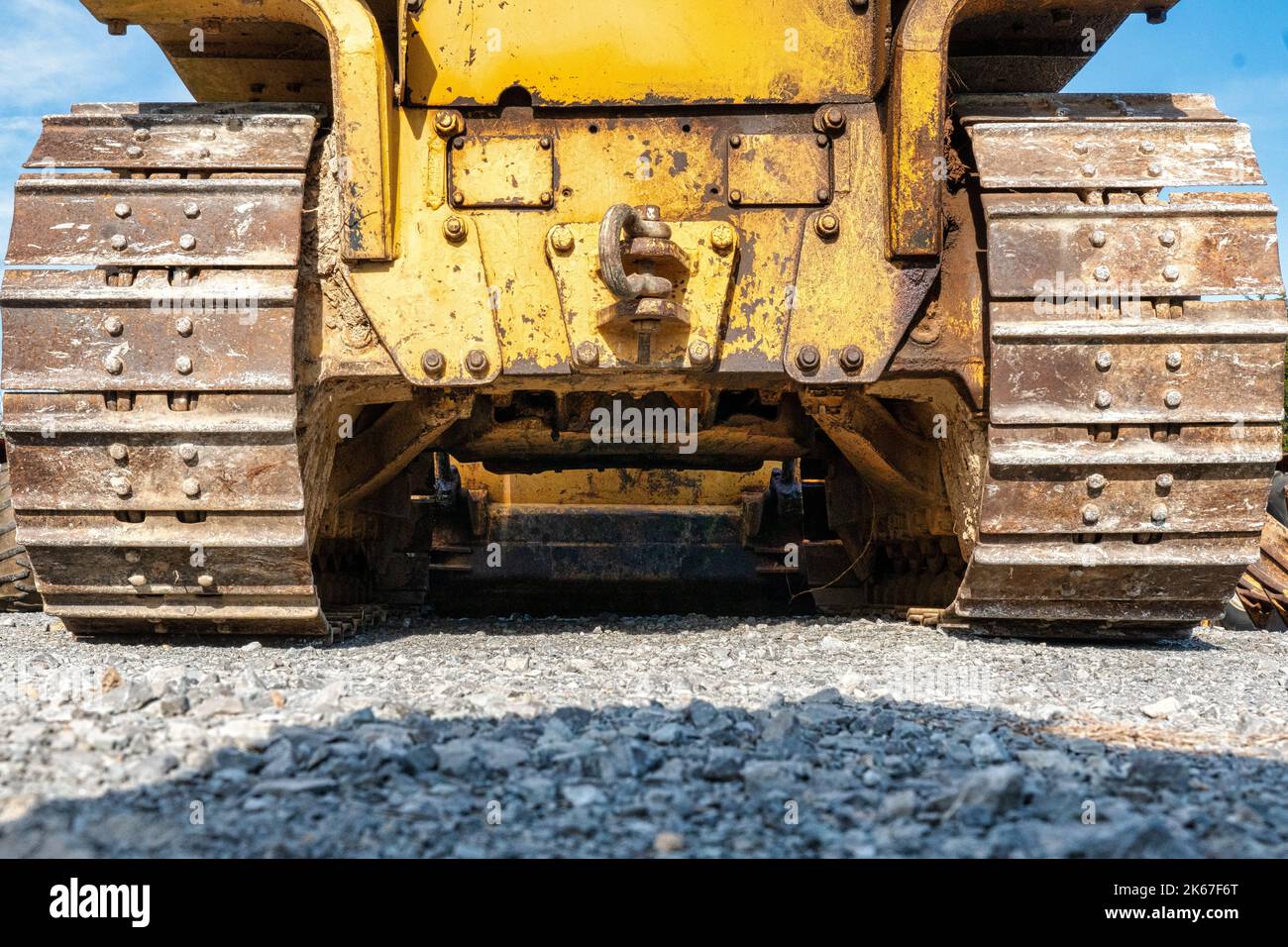 Gros plan d'un ancien train de roulement et de chenilles de bulldozer sur un chantier de construction utilisé pour l'excavation, le terrassement et la construction de routes. Banque D'Images