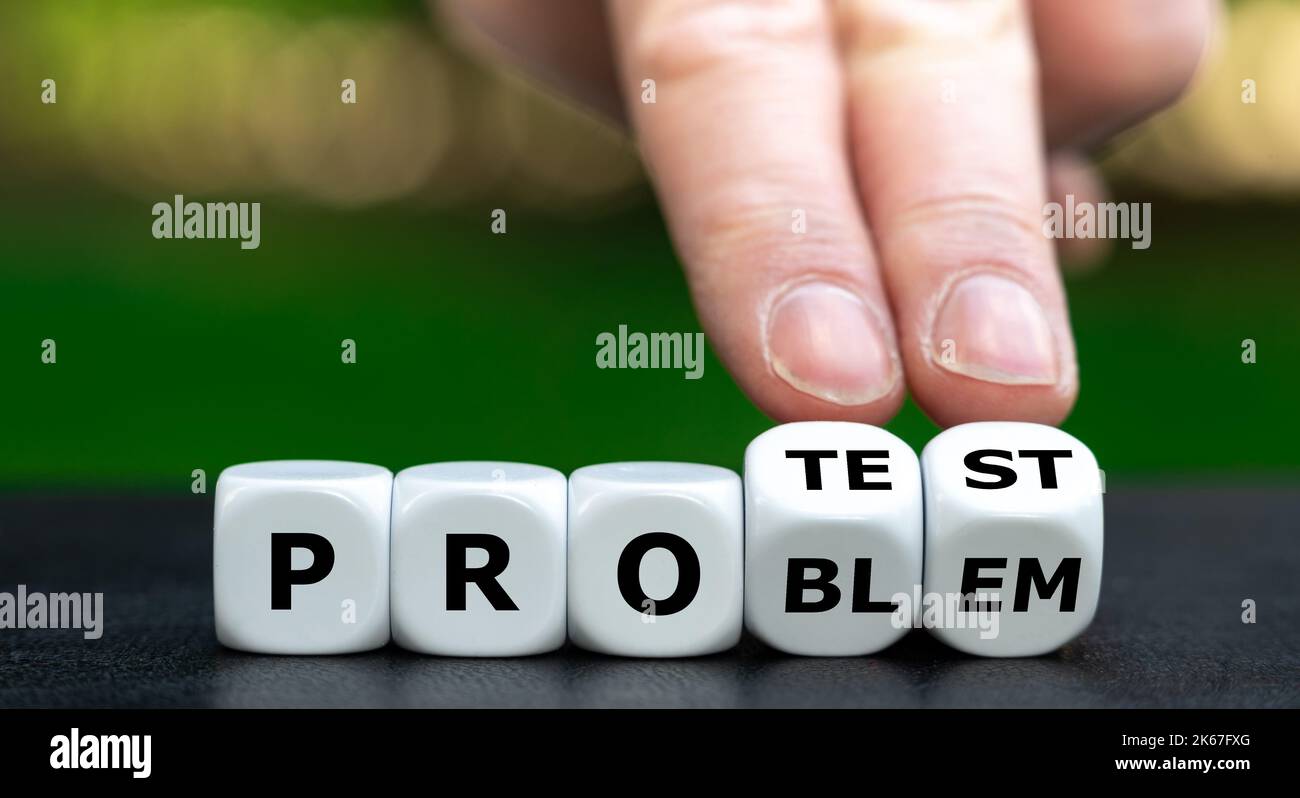 Les dés forment les mots allemands « Protest and Problem ». Banque D'Images