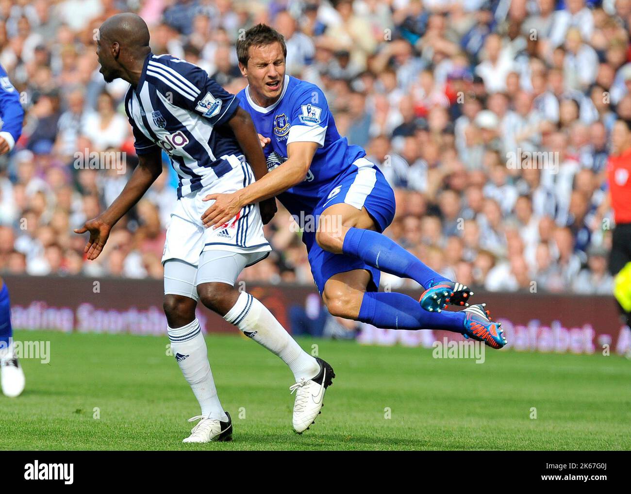 1st septembre 2012 - Premier League football - West Bromwich Albion vs Everton. Youssouf Mulumbu de West Bromwich Albion est attaqué par Phil Jagielka d'Everton (6). Photographe: Paul Roberts / Pathos. Banque D'Images