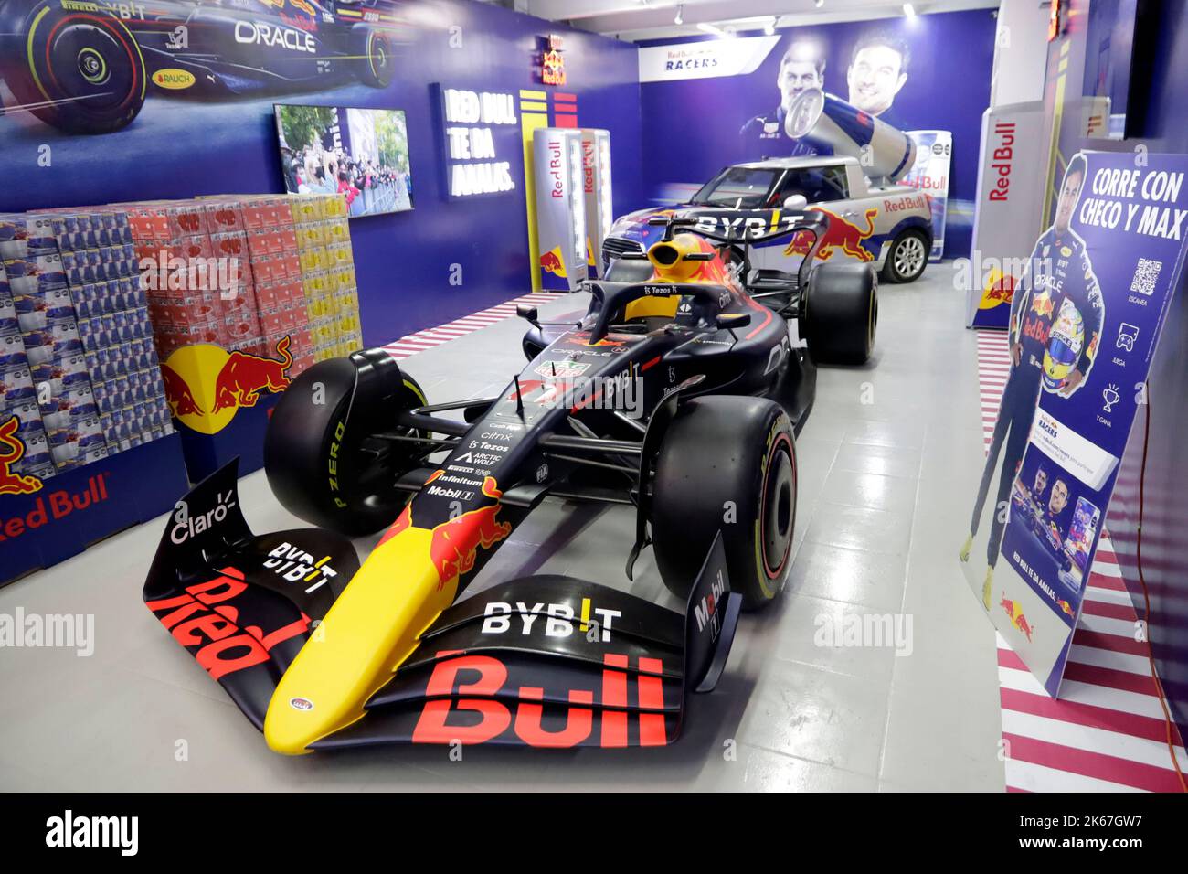 Mexico, Mexique. 10th octobre 2022. 10 octobre 2022, Mexico, Mexique : une voiture statique de la voiture de Formule 1 du chauffeur mexicain Sergio “Checo” Perez est exposée lors de l'inauguration d'une marque de boissons énergétiques locales dans le Central Supply de Mexico. On 10 octobre 2022 à Mexico, Mexique. (Photo de Luis Barron/Eyepix Group/Sipa USA). Credit: SIPA USA/Alay Live News Banque D'Images