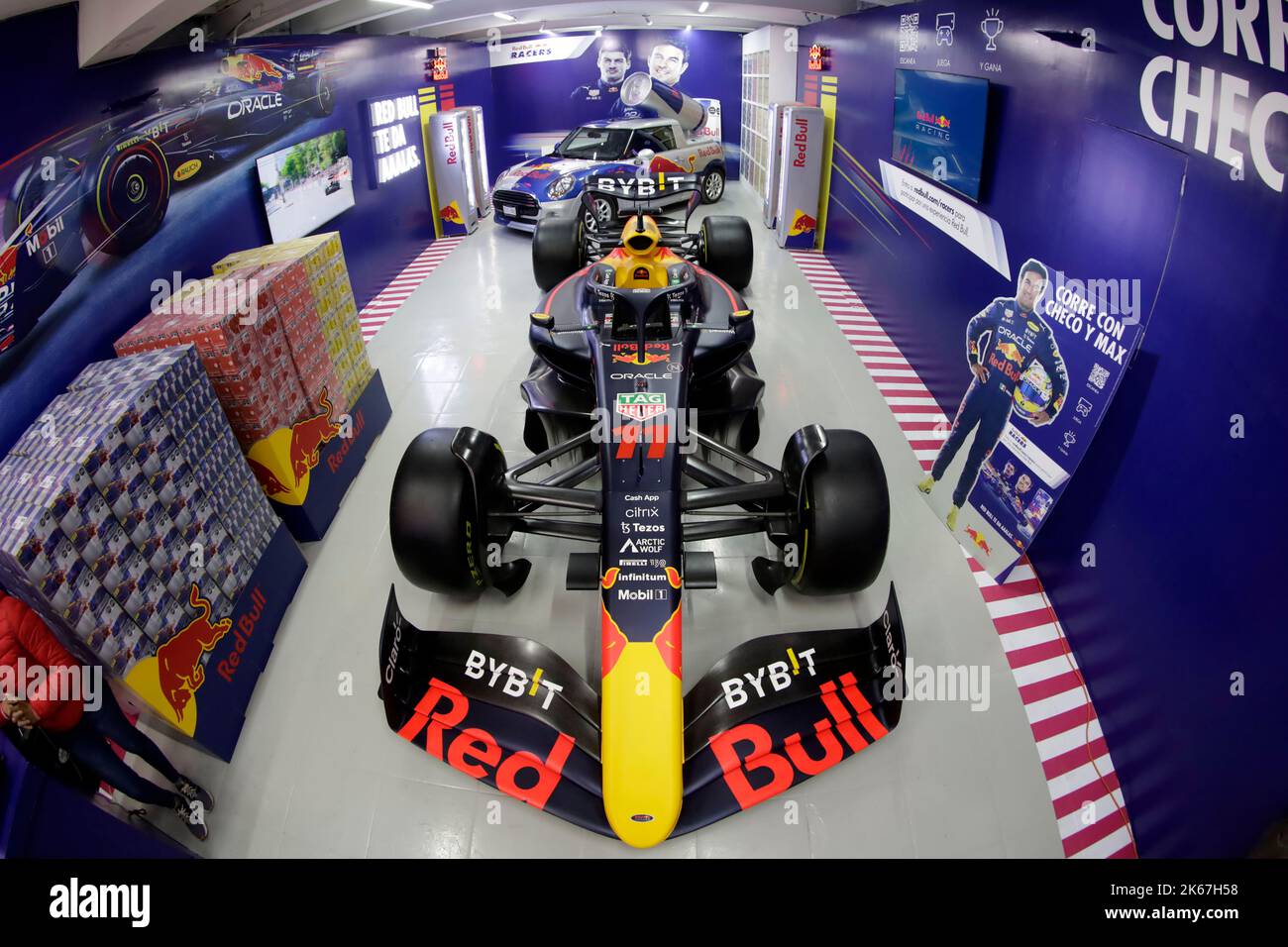 Mexico, Mexique. 10th octobre 2022. 10 octobre 2022, Mexico, Mexique : une voiture statique de la voiture de Formule 1 du chauffeur mexicain Sergio “Checo” Perez est exposée lors de l'inauguration d'une marque de boissons énergétiques locales dans le Central Supply de Mexico. On 10 octobre 2022 à Mexico, Mexique. (Photo de Luis Barron/Eyepix Group/Sipa USA). Credit: SIPA USA/Alay Live News Banque D'Images