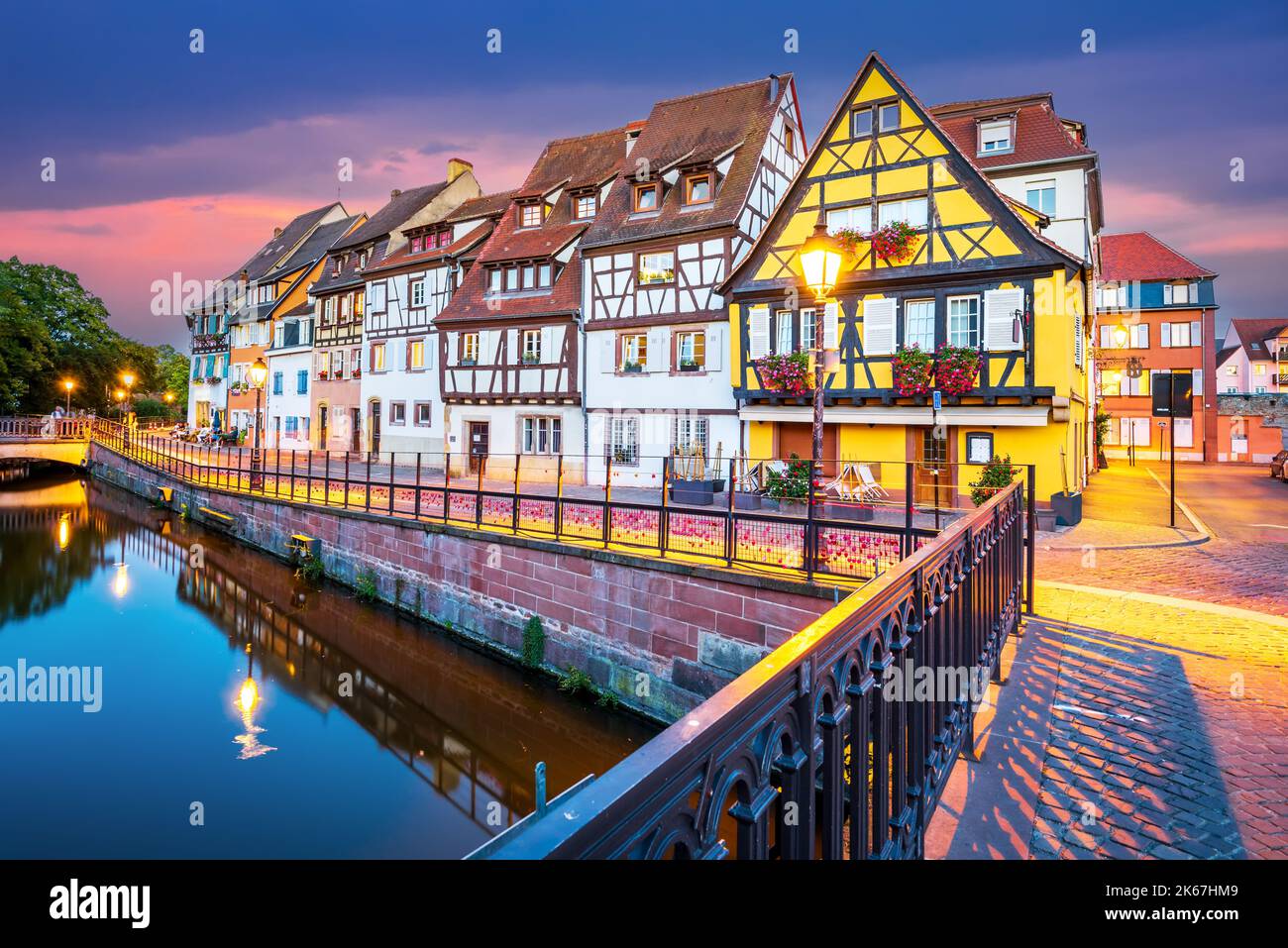 Colmar, France. Petite Venise, charmant quartier avec canal d'eau et maisons traditionnelles à colombages. Alsace ville romantique voyage fond. Banque D'Images