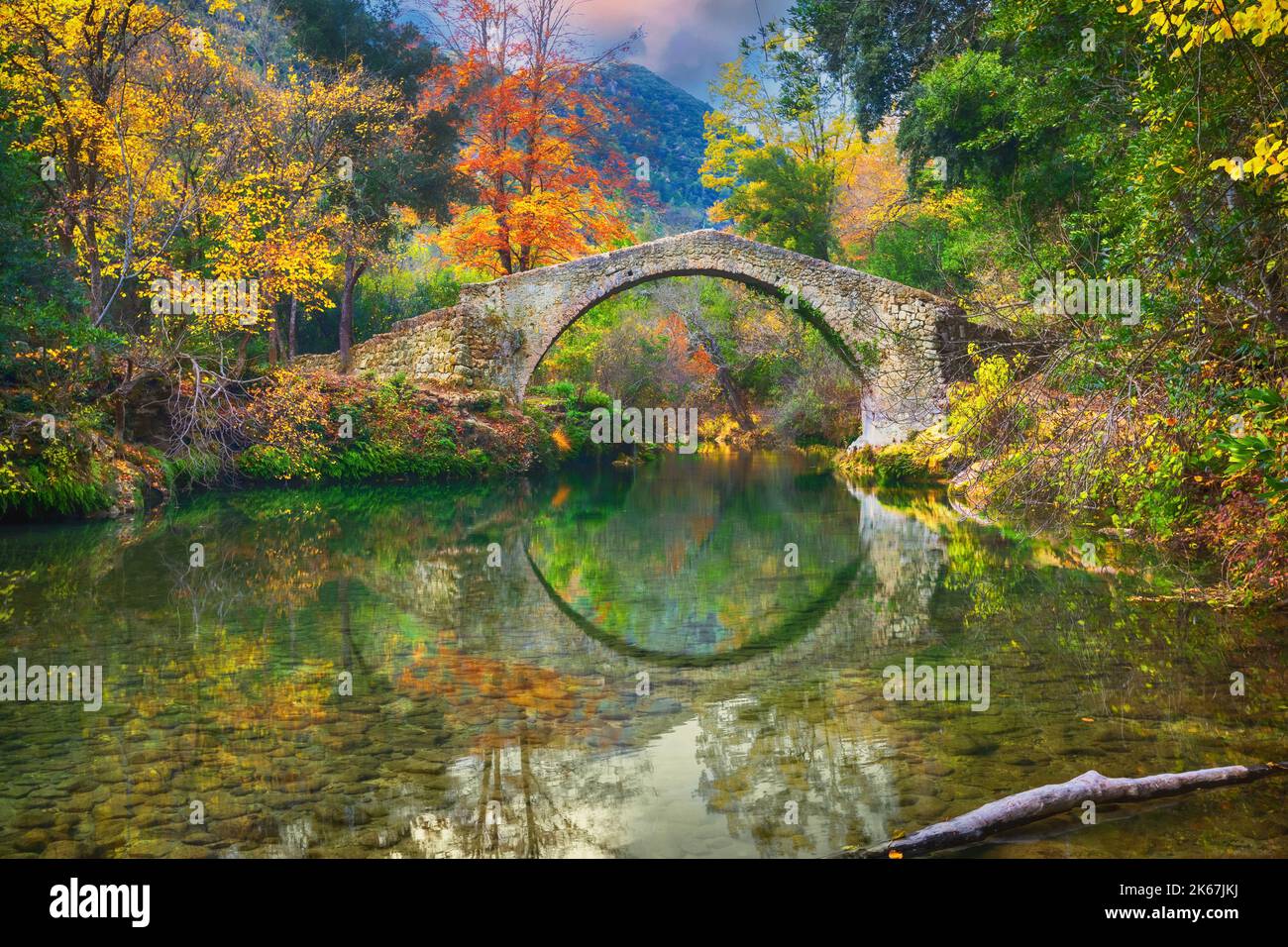 Pont des Tuves - ancien pont romain en pierre traversant la Siagne entouré d'une forêt jaune d'automne près de Saint-Cezaire-sur-Siagne, Alpes Mariti Banque D'Images