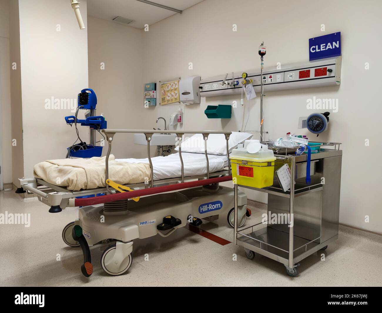 Intérieur de la salle de réveil dans l'unité de soins intensifs de l'hôpital. Vider le lit avec l'équipement médical en arrière-plan. Personne. Banque D'Images