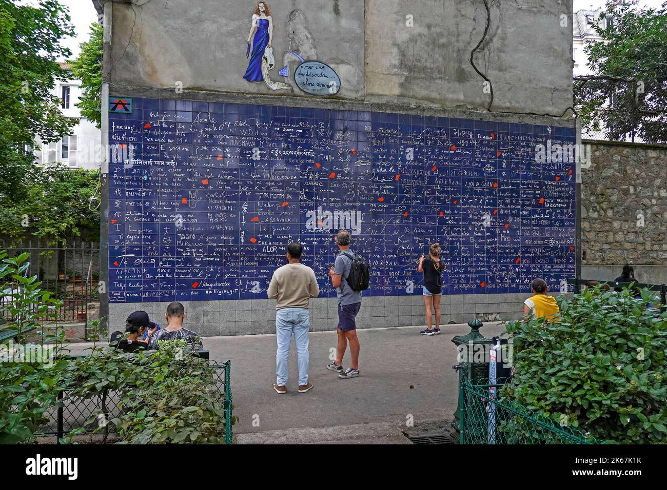 France Paris, quartier de Montmartre dans le the18th arrondissement, est principalement connu pour son histoire artistique et comme quartier des boîtes de nuit. Mur d'amour (Mu Banque D'Images