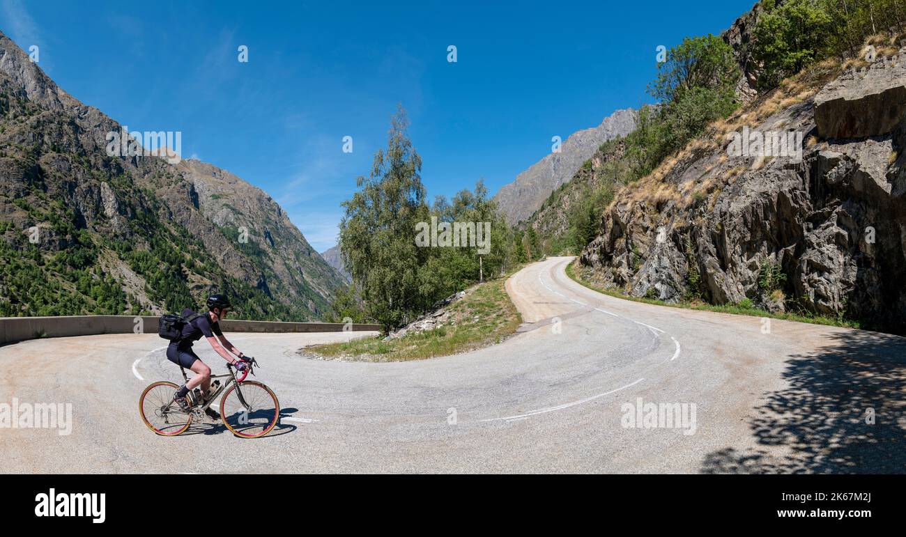 Cycliste de route, à travers un virage en épingle à cheveux de Saint-Christophe-en-Oisans à la Berade, Alpes françaises, septembre 2022. Banque D'Images