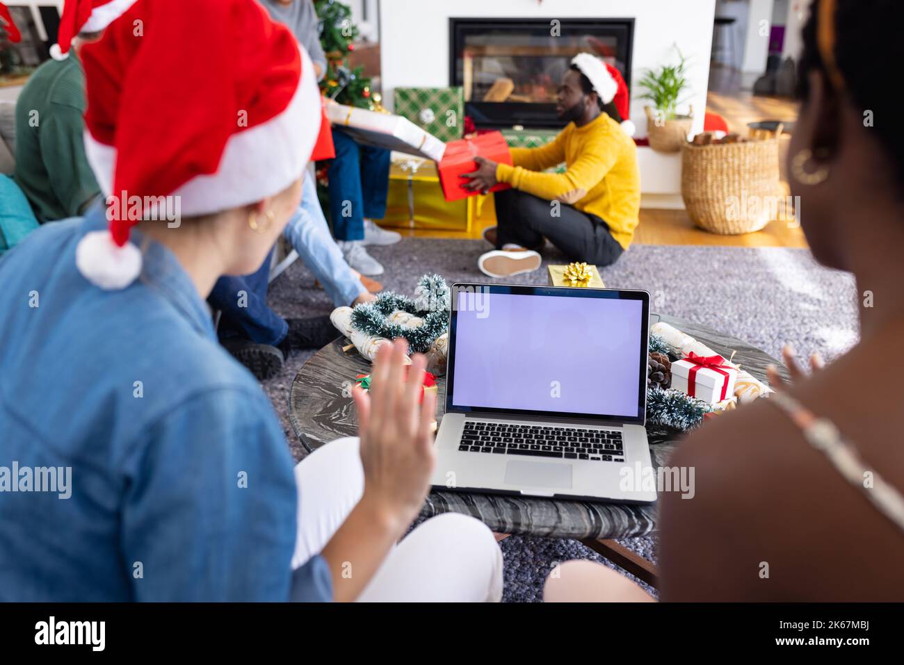 Image de divers amis célébrant noël et effectuant des appels vidéo sur ordinateur portable, espace de copie à l'écran Banque D'Images