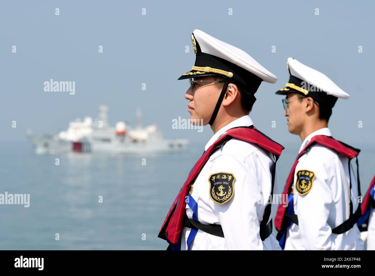 QINGDAO, CHINE - le 12 OCTOBRE 2022 - les agents de l'application de la loi de l'Administration de la sécurité maritime s'adminent à la vess Banque D'Images