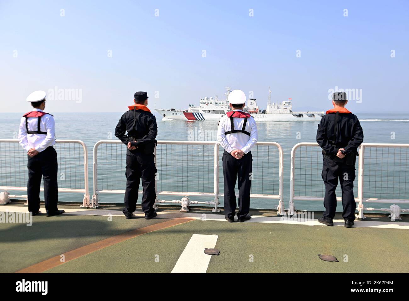 QINGDAO, CHINE - le 12 OCTOBRE 2022 - les agents de l'application de la loi de l'Administration de la sécurité maritime s'adminent à la vess Banque D'Images