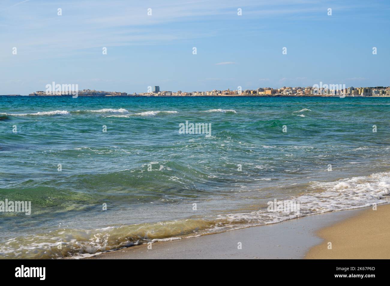 Vue de l'autre côté de la baie jusqu'à la ville de Gallipoli depuis la plage de Sottovento, Apulia (Puglia), Italie. Banque D'Images