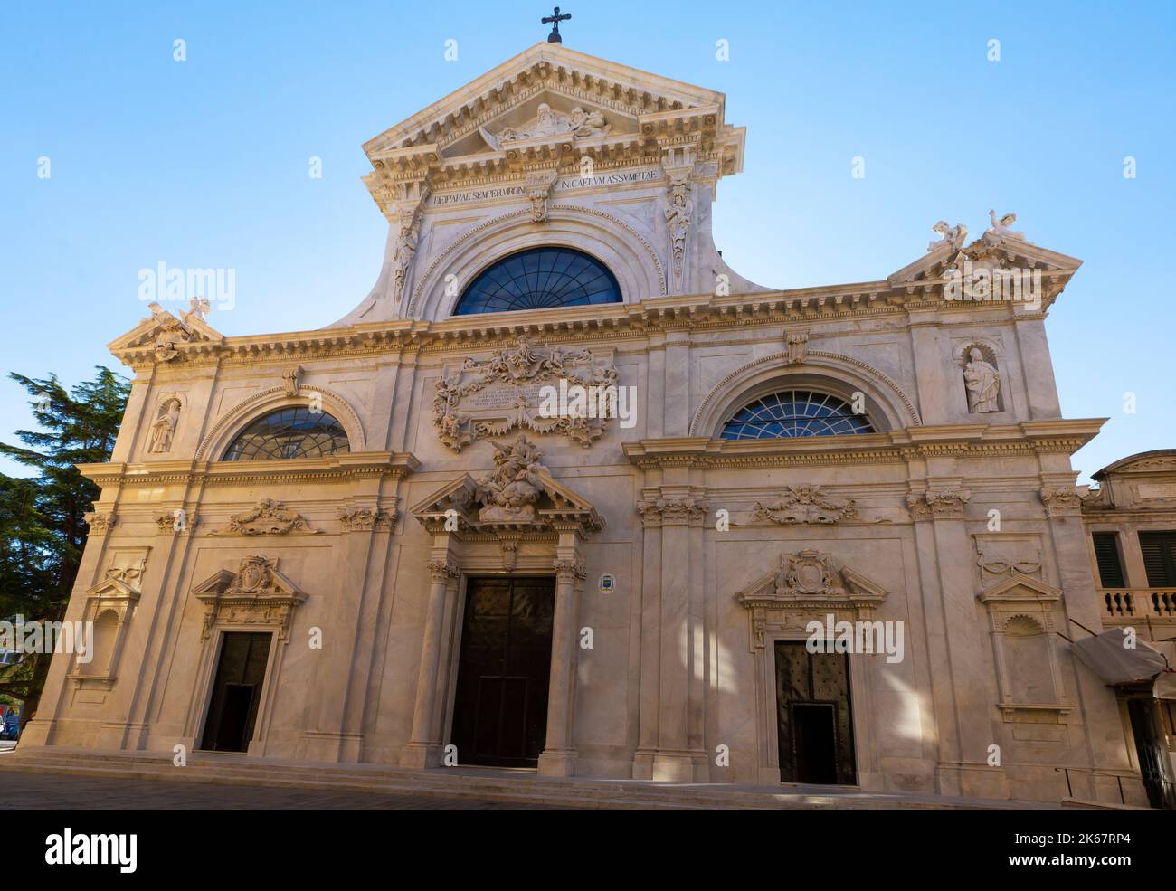 Façade ouest de la cathédrale de Savona dédiée à l'Assomption de la