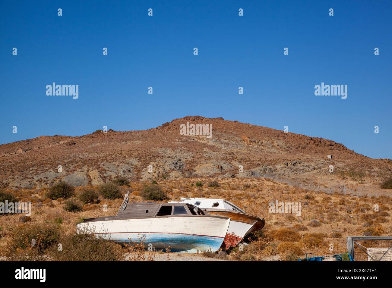 Vieux bateaux abandonnés sur une colline à la station de vacances grecque de Molyvos sur l'île grecque de Lesvos Banque D'Images