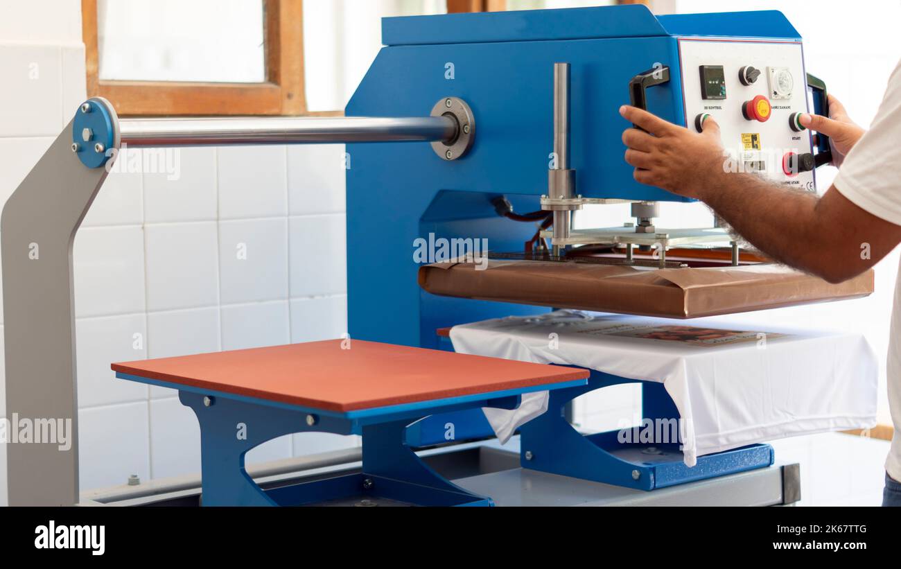 machine professionnelle d'impression de t-shirts par sublimation pour les vendeurs en ligne. t-shirts de sublimation d'impression de fournisseur de commerce électronique. presse à chaud pour imprimante de grande taille Banque D'Images