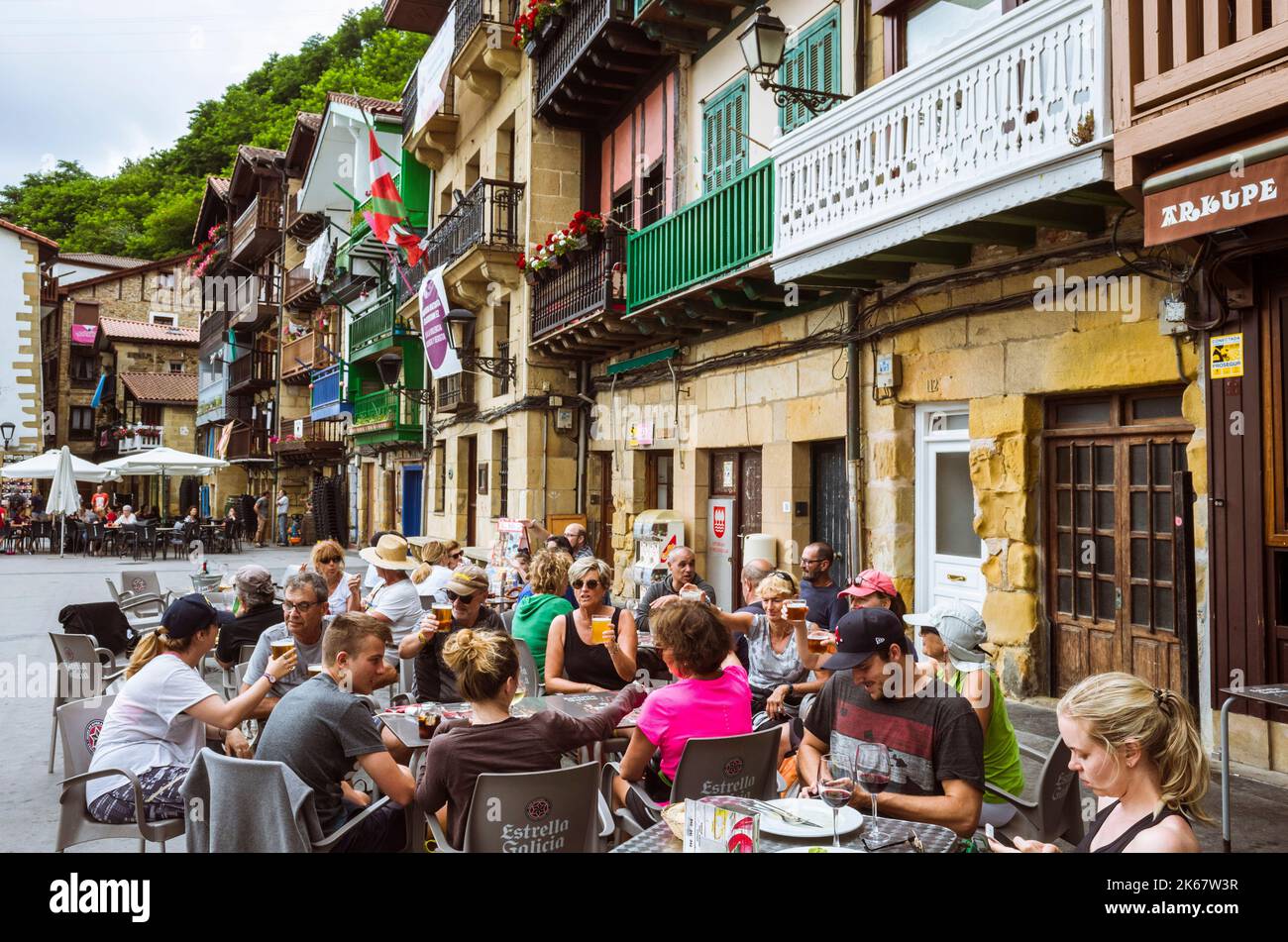 Pasajes, Gipuzcoa, pays Basque, Espagne - 17 juillet 2019 : les habitants et les touristes s'assoient en plein air dans une taverne de la vieille ville de Pasajes de San Juan. Banque D'Images