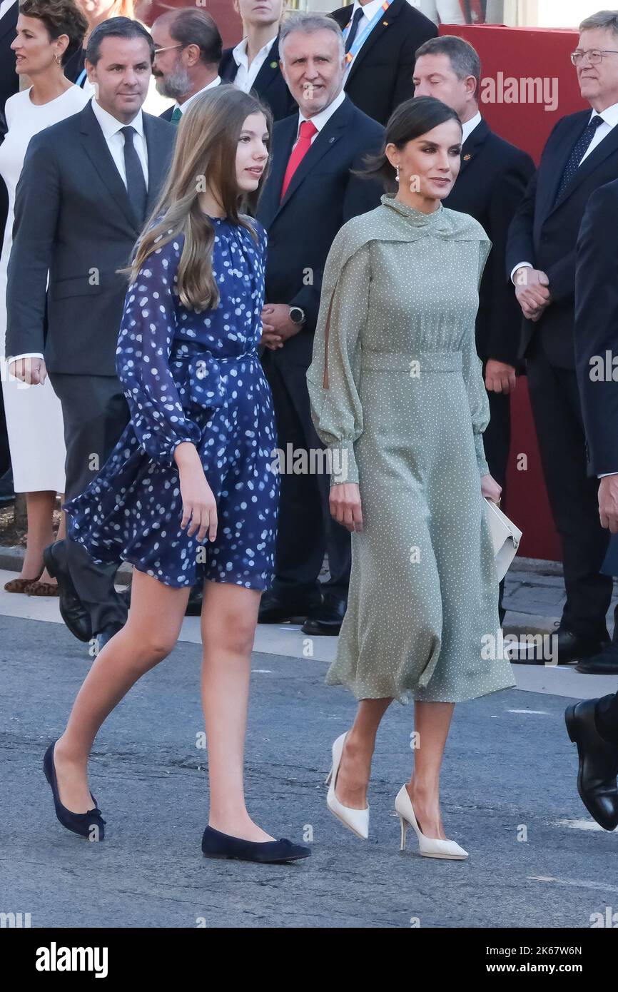 Madrid, Espagne. 12th octobre 2022. (G-D) la princesse Sofia et la reine Letizia d'Espagne assistent à la parade militaire de la Journée nationale à Madrid. Crédit : SOPA Images Limited/Alamy Live News Banque D'Images