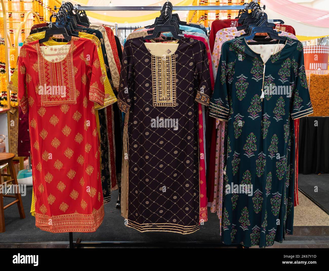 Divers types de vêtements de mode indiens montrant et vendant dans le centre commercial. Banque D'Images